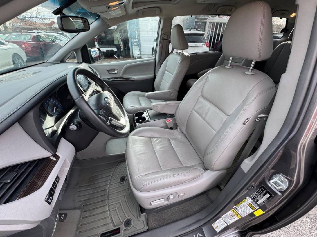 2017 Toyota Sienna Image 9
