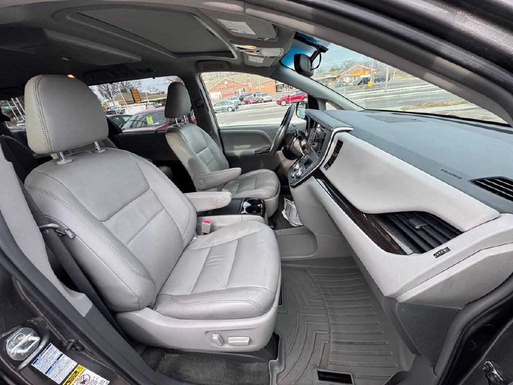 2017 Toyota Sienna Image 11