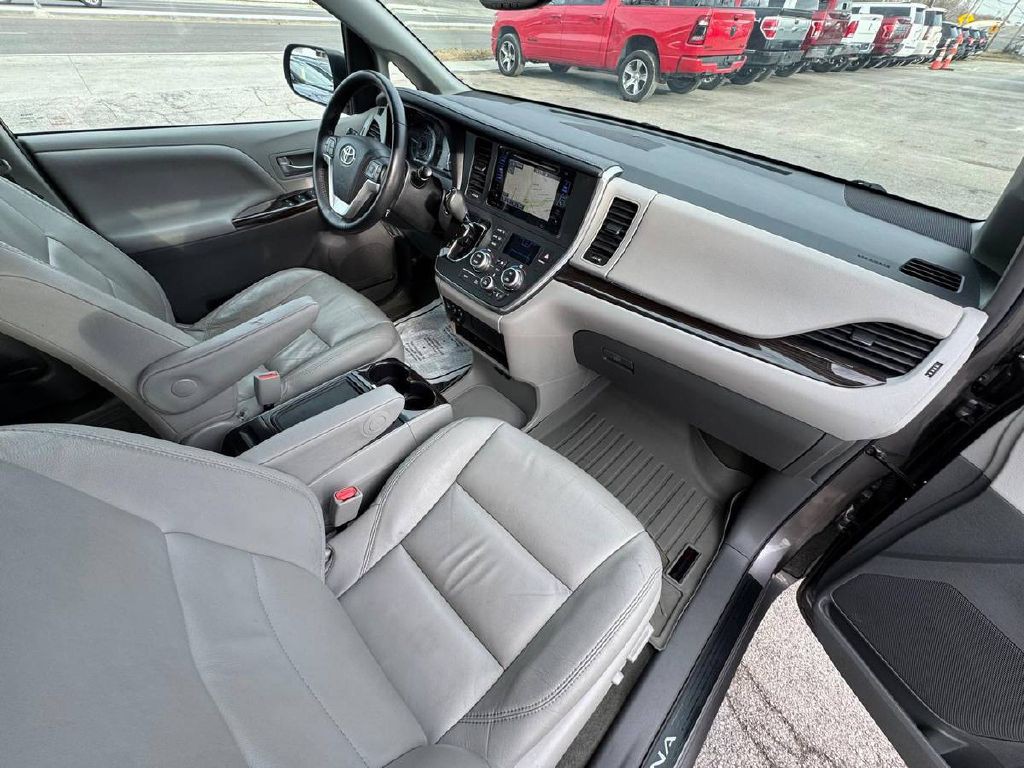 2017 Toyota Sienna Image 12