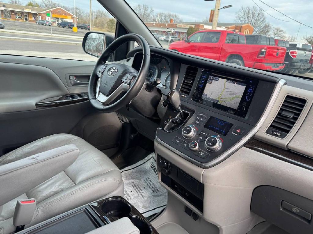 2017 Toyota Sienna Image 13