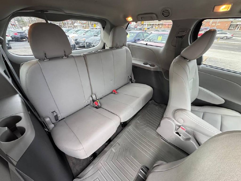 2017 Toyota Sienna Image 15