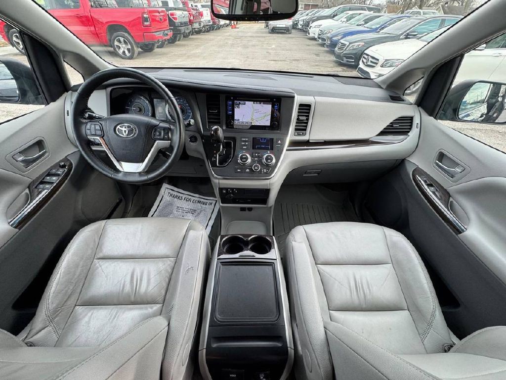 2017 Toyota Sienna Image 16