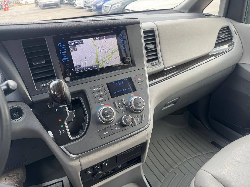 2017 Toyota Sienna Image 18