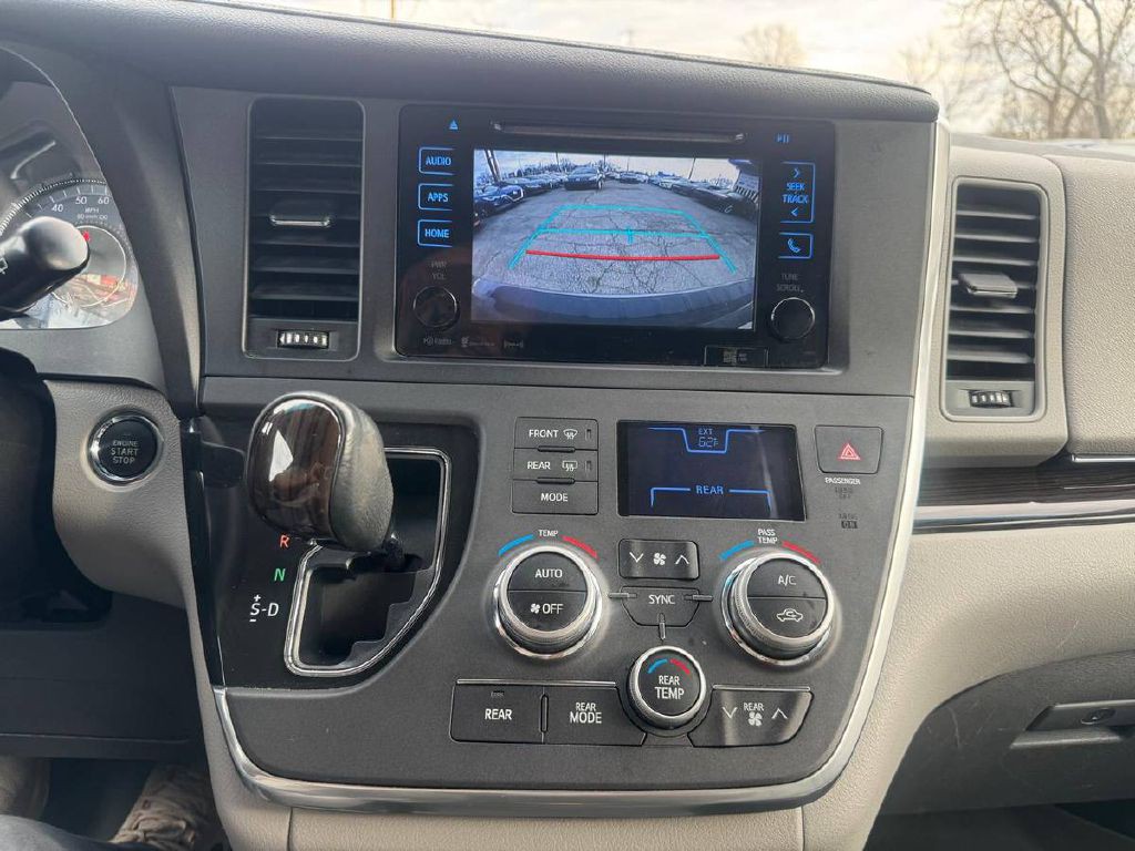 2017 Toyota Sienna Image 19