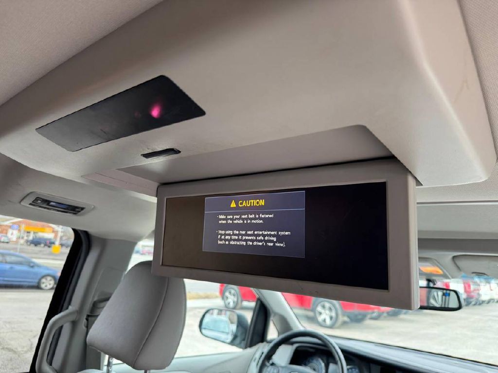2017 Toyota Sienna Image 20