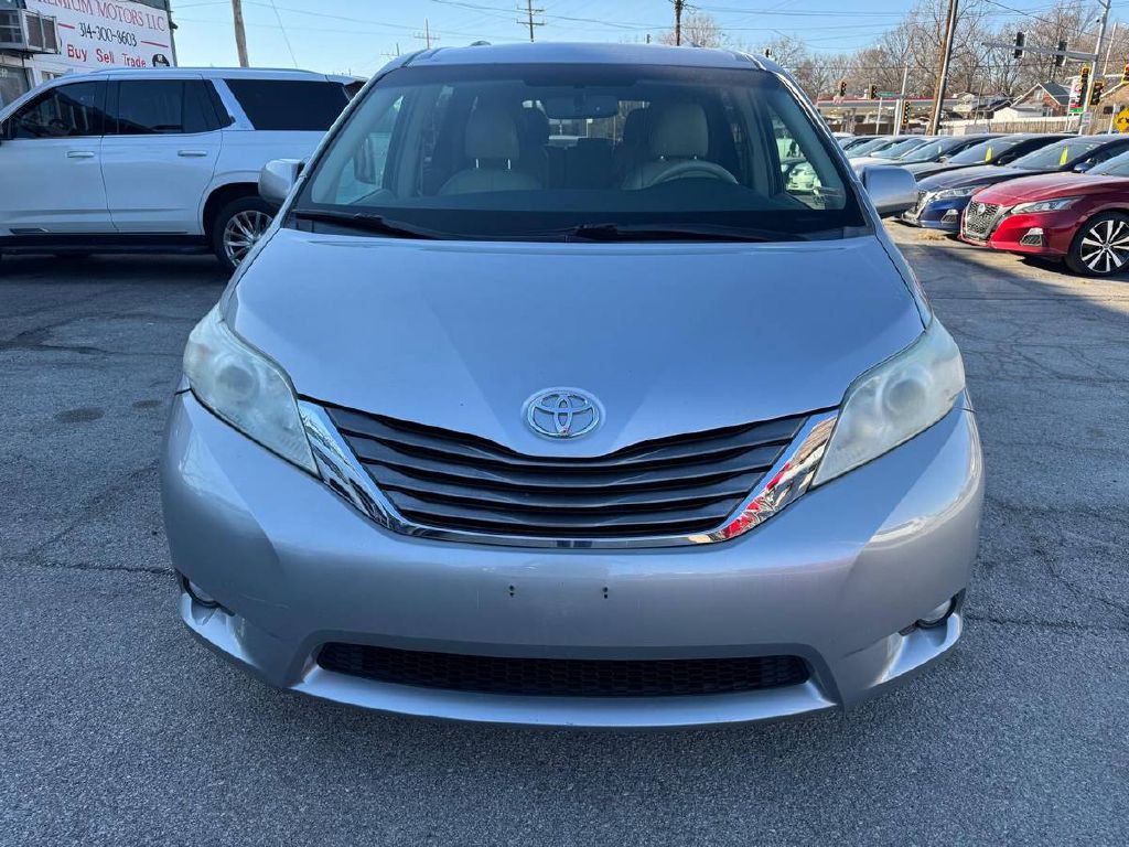 2011 Toyota Sienna Image 2