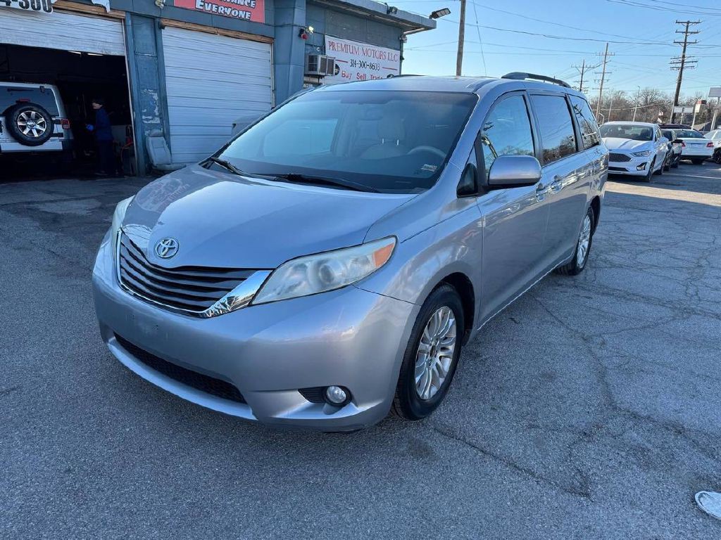 2011 Toyota Sienna Image 3