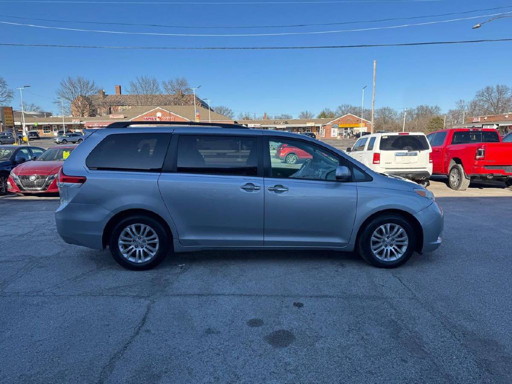 2011 Toyota Sienna Image 4