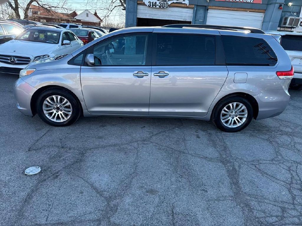2011 Toyota Sienna Image 5