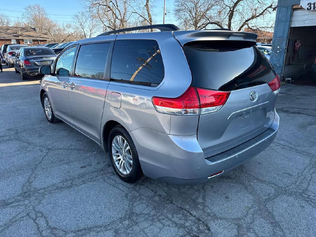 2011 Toyota Sienna Image 6