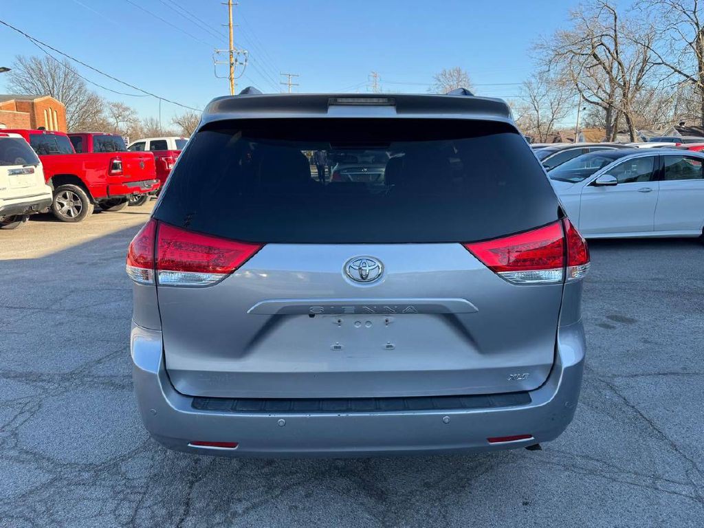 2011 Toyota Sienna Image 7