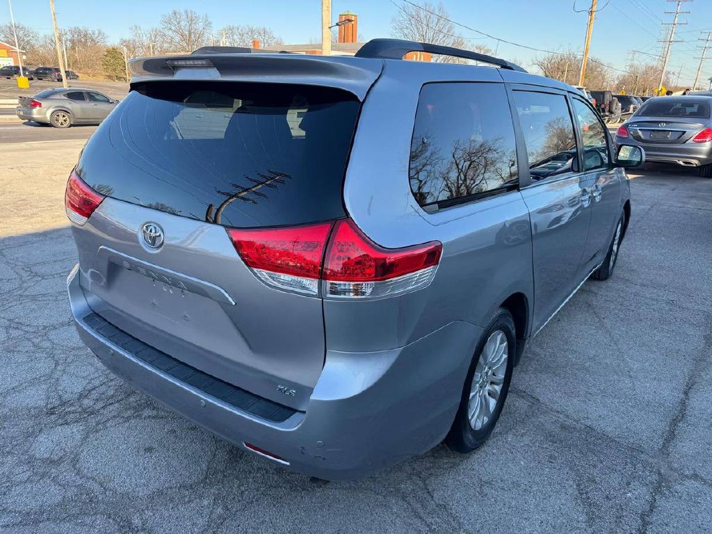 2011 Toyota Sienna Image 8