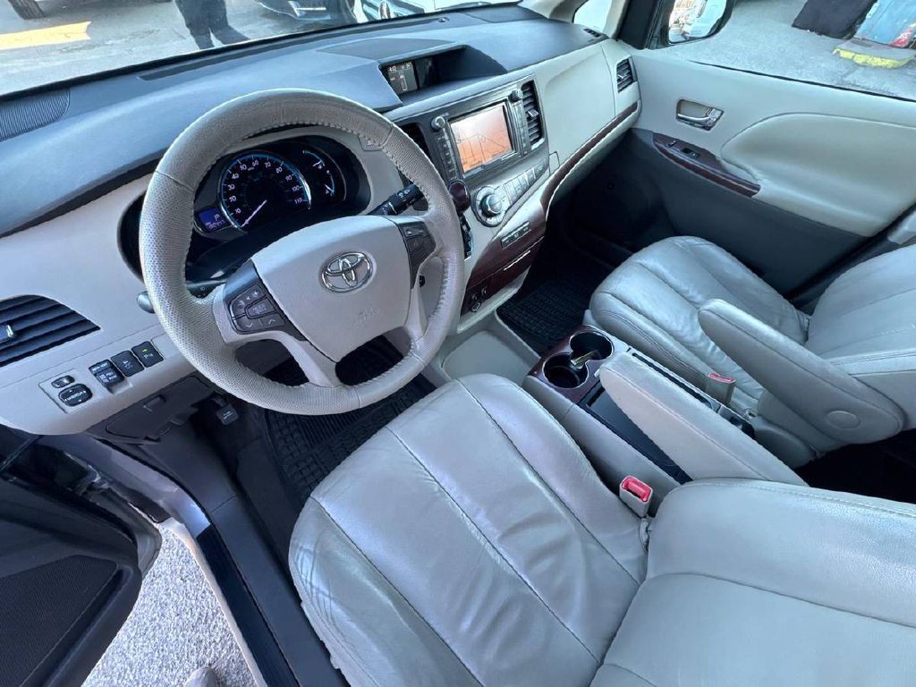 2011 Toyota Sienna Image 9