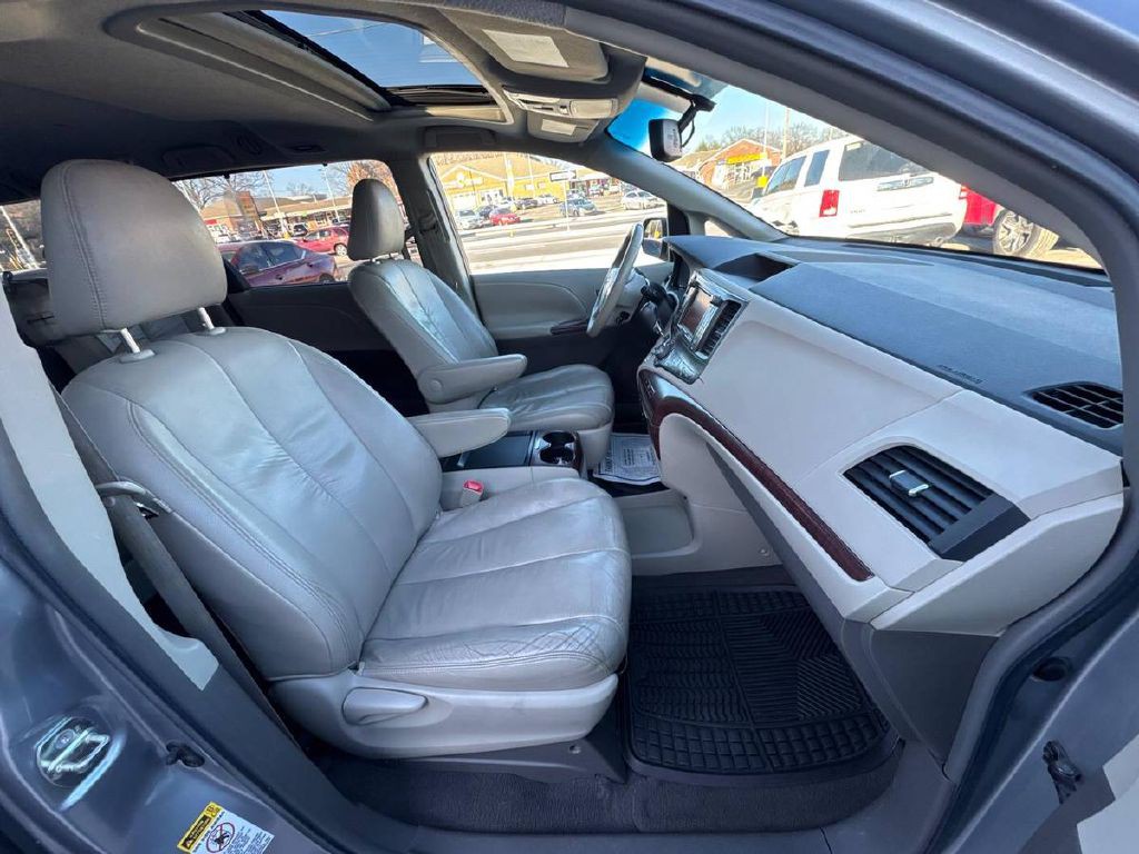 2011 Toyota Sienna Image 10
