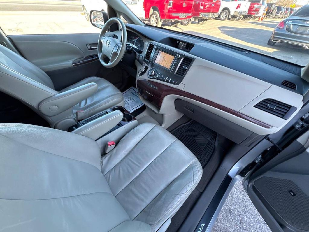 2011 Toyota Sienna Image 11