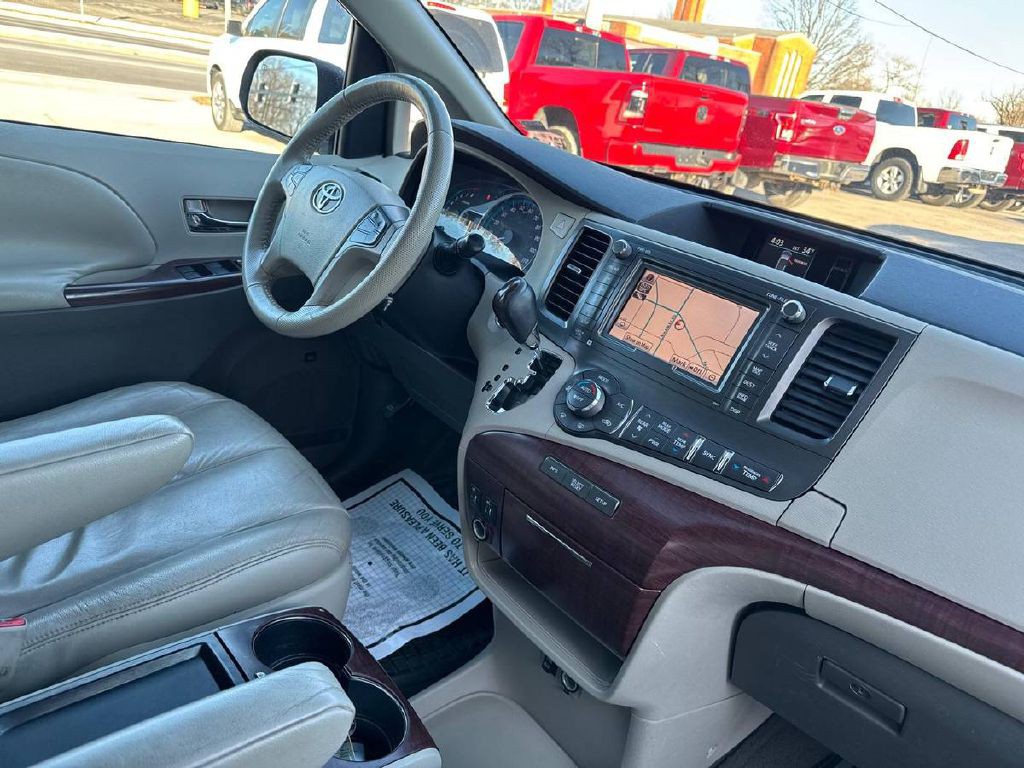 2011 Toyota Sienna Image 12
