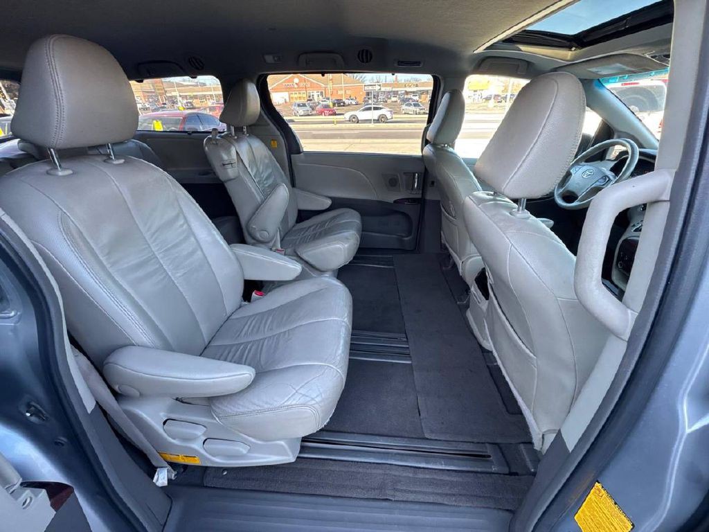 2011 Toyota Sienna Image 13
