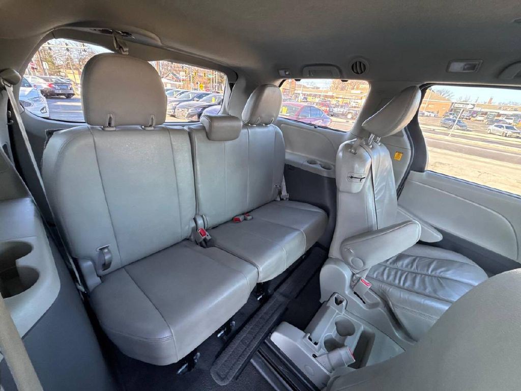 2011 Toyota Sienna Image 14