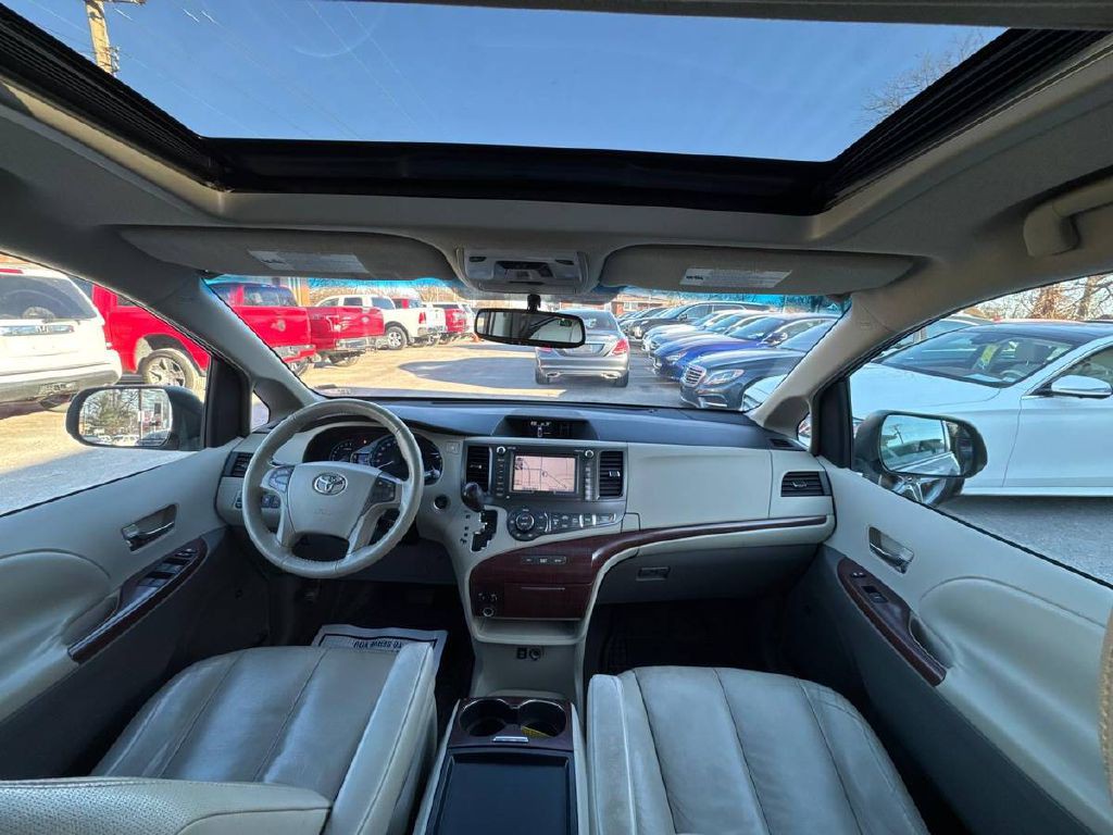 2011 Toyota Sienna Image 15