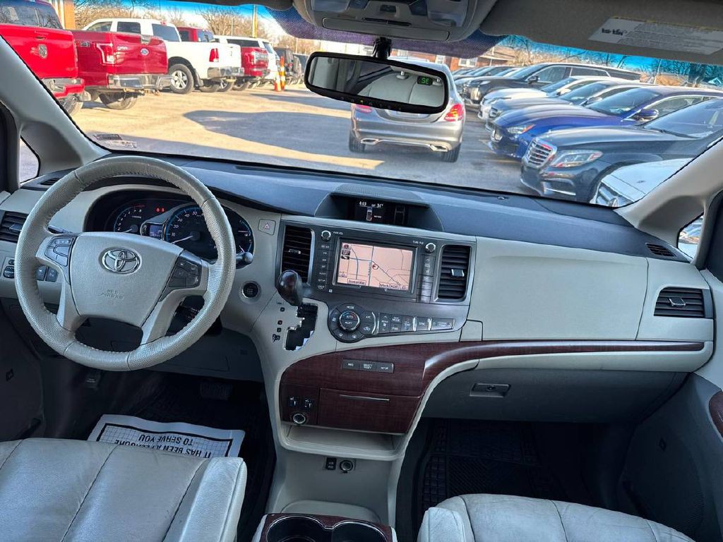 2011 Toyota Sienna Image 16