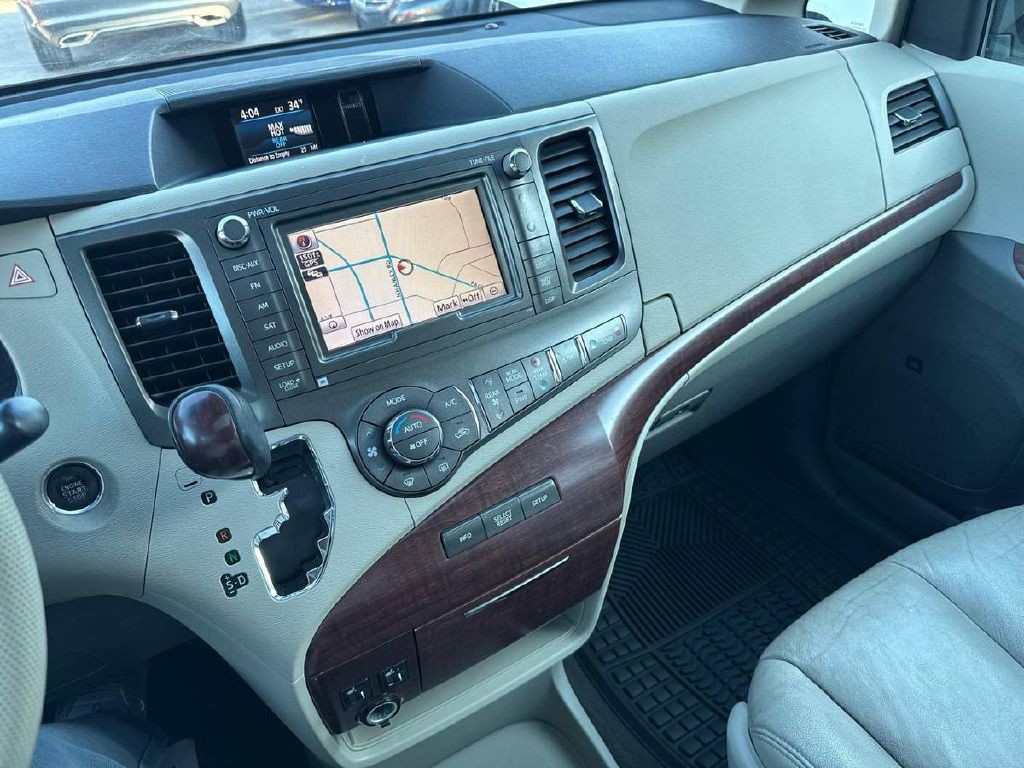 2011 Toyota Sienna Image 17