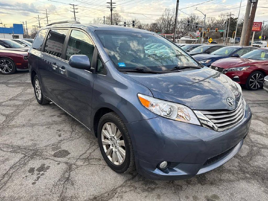 2015 Toyota Sienna Image 1