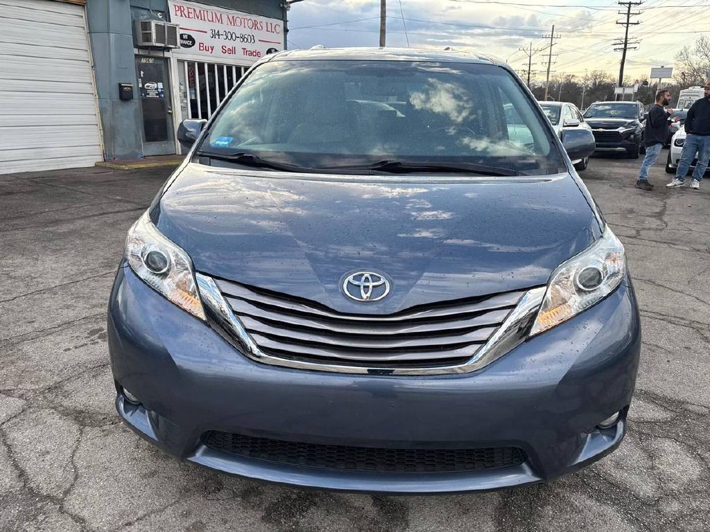 2015 Toyota Sienna Image 2
