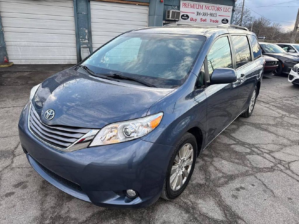 2015 Toyota Sienna Image 3