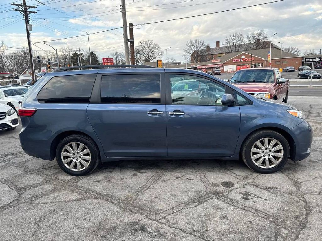 2015 Toyota Sienna Image 4