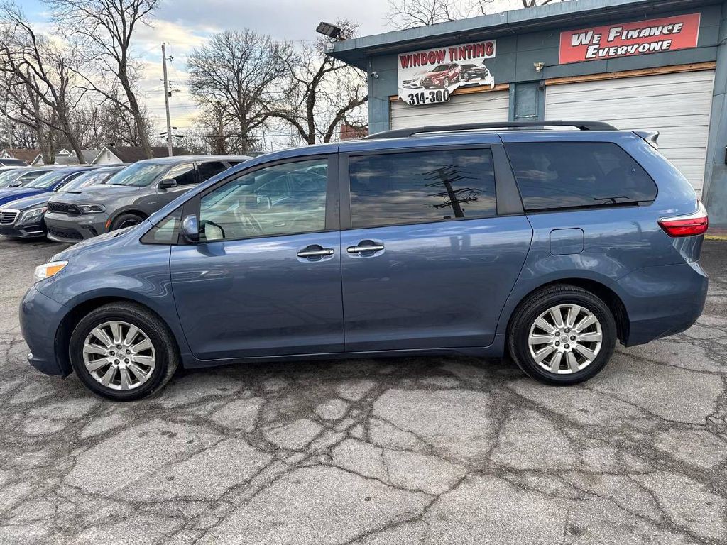 2015 Toyota Sienna Image 5