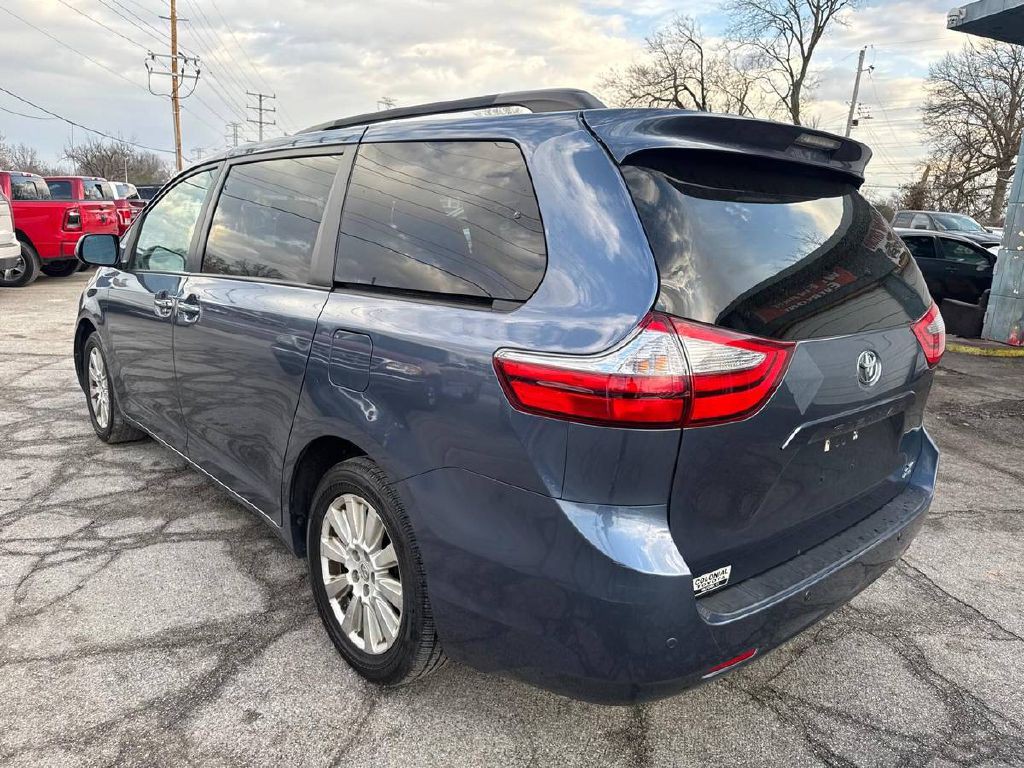 2015 Toyota Sienna Image 8