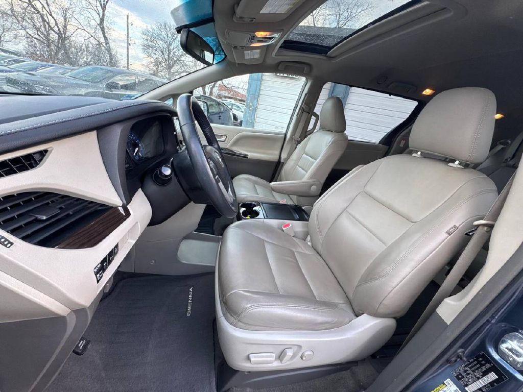 2015 Toyota Sienna Image 9