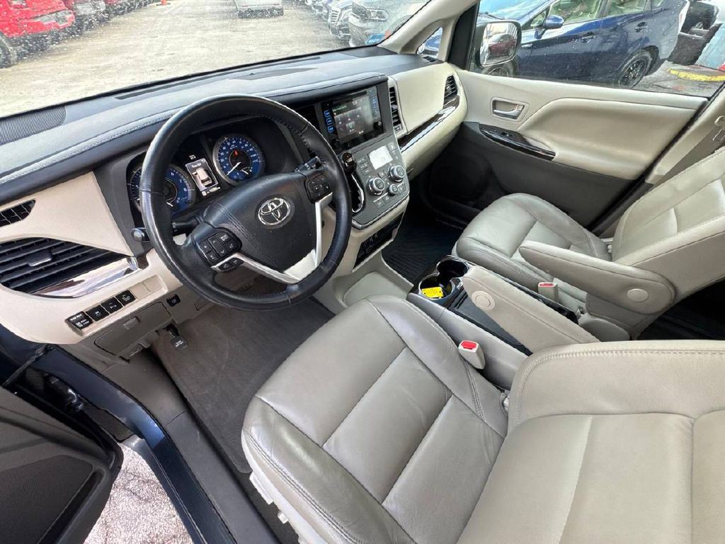 2015 Toyota Sienna Image 10