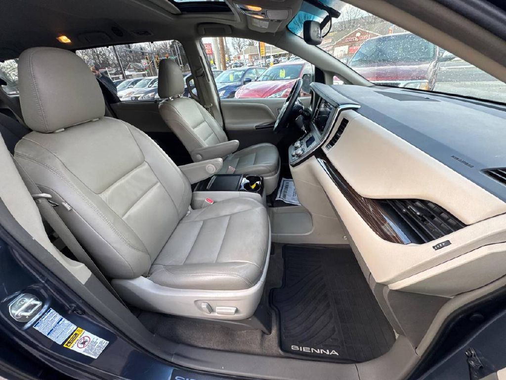 2015 Toyota Sienna Image 11