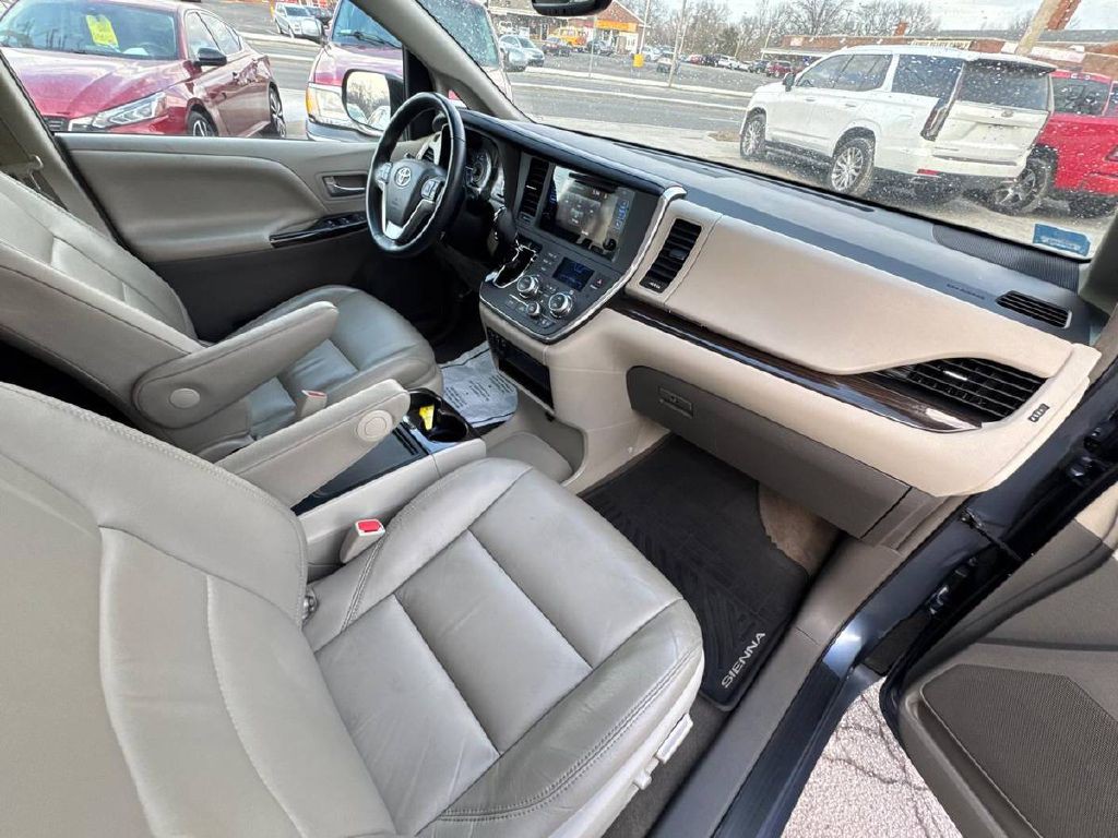 2015 Toyota Sienna Image 12