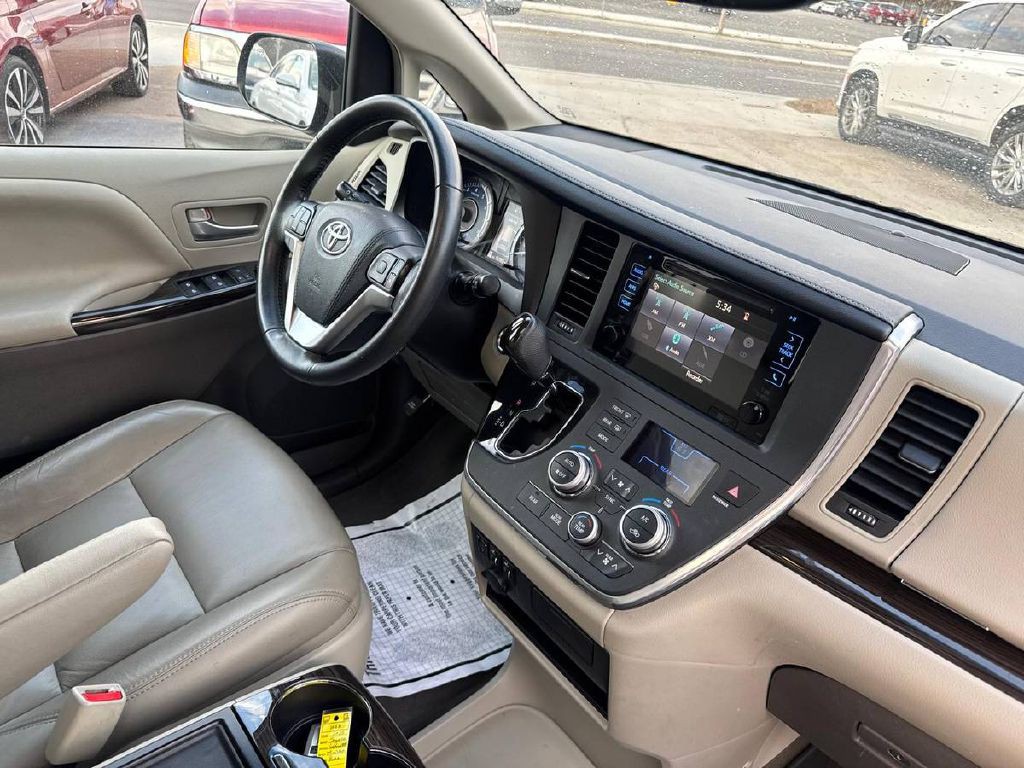 2015 Toyota Sienna Image 13
