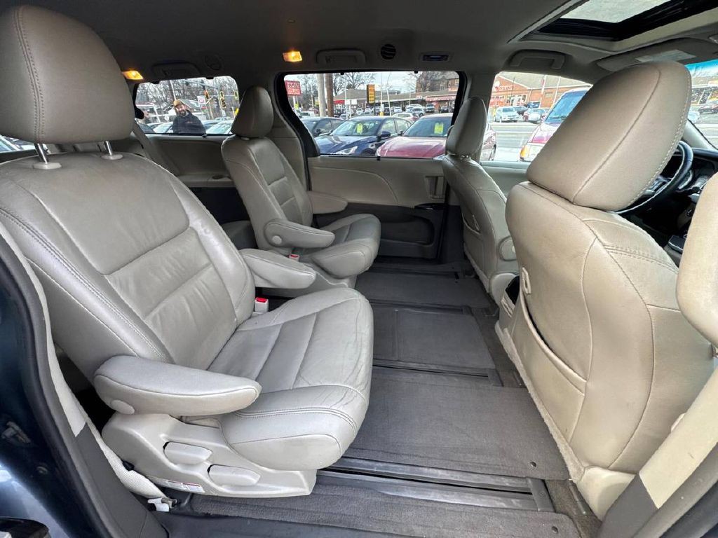 2015 Toyota Sienna Image 14