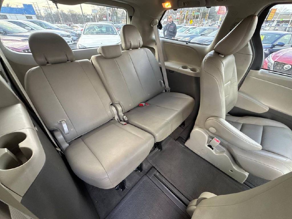 2015 Toyota Sienna Image 15