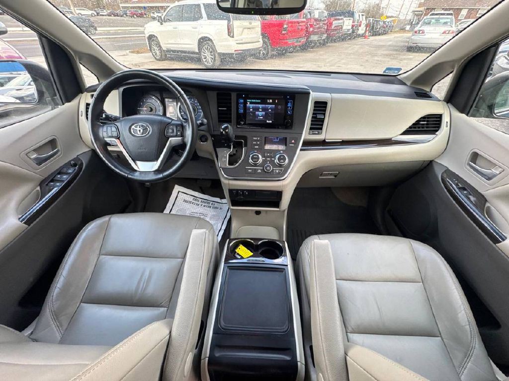 2015 Toyota Sienna Image 16