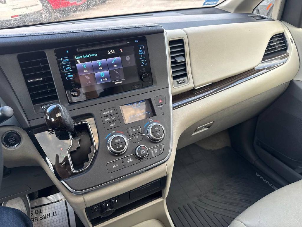 2015 Toyota Sienna Image 18