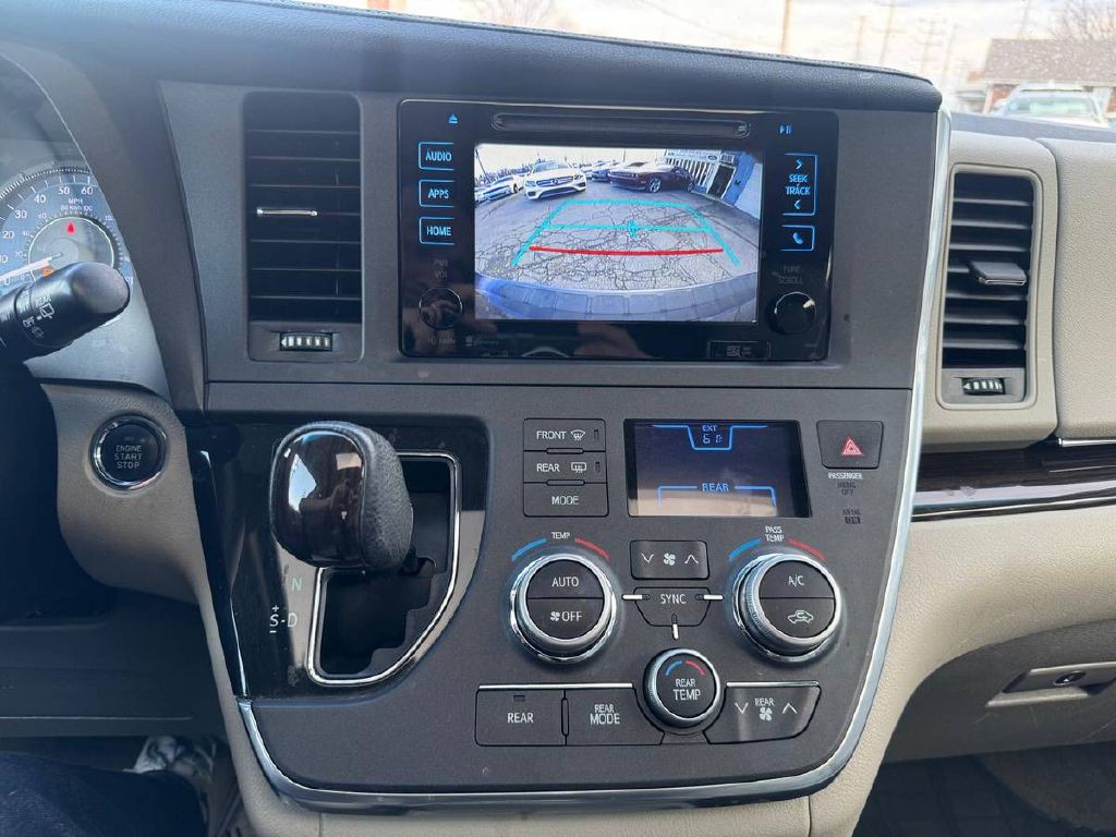 2015 Toyota Sienna Image 19