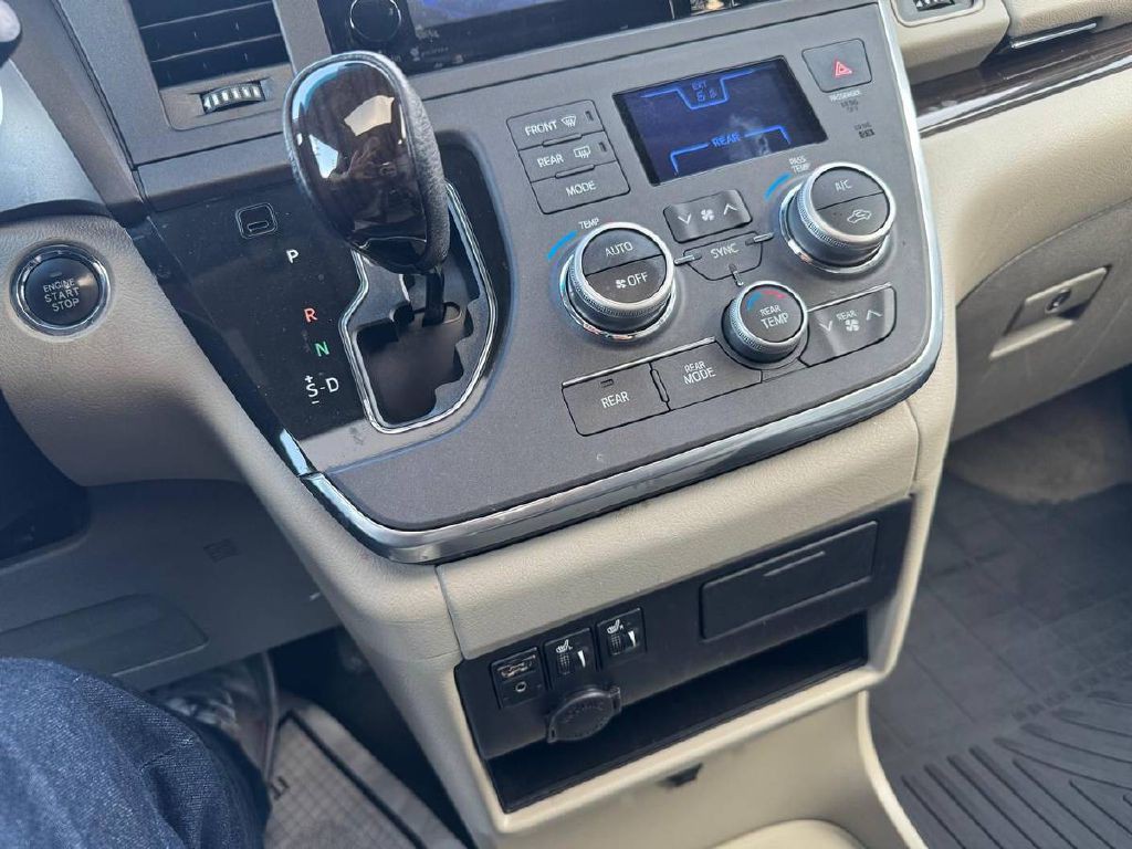 2015 Toyota Sienna Image 20