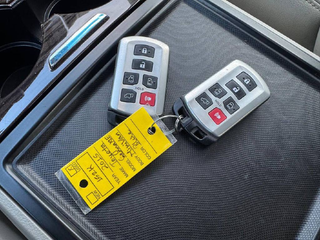 2015 Toyota Sienna Image 22