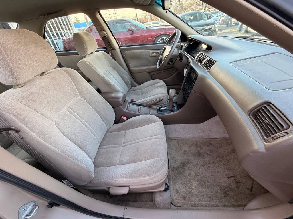 2000 Toyota Camry Image 11