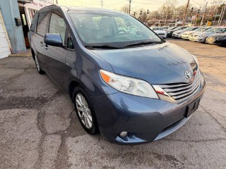 Image for 2017 Toyota Sienna XLE ID: 7325186