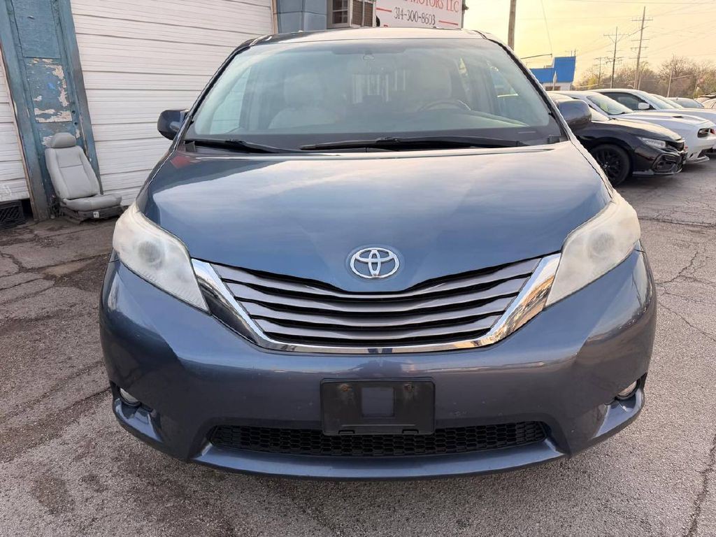 2017 Toyota Sienna Image 2