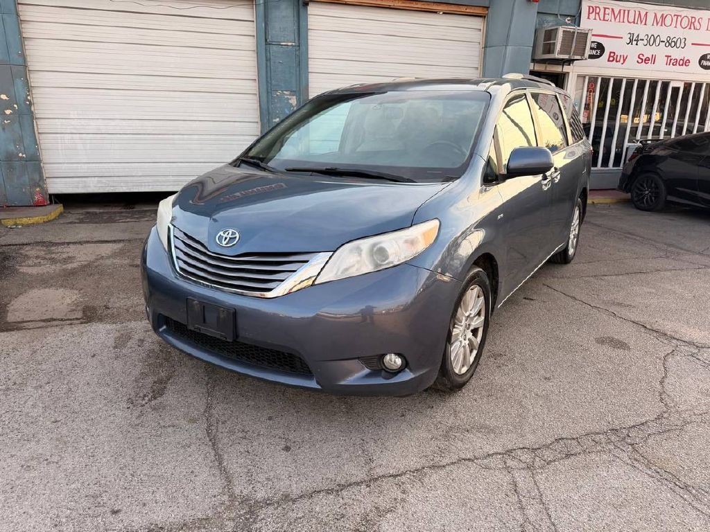 2017 Toyota Sienna Image 3