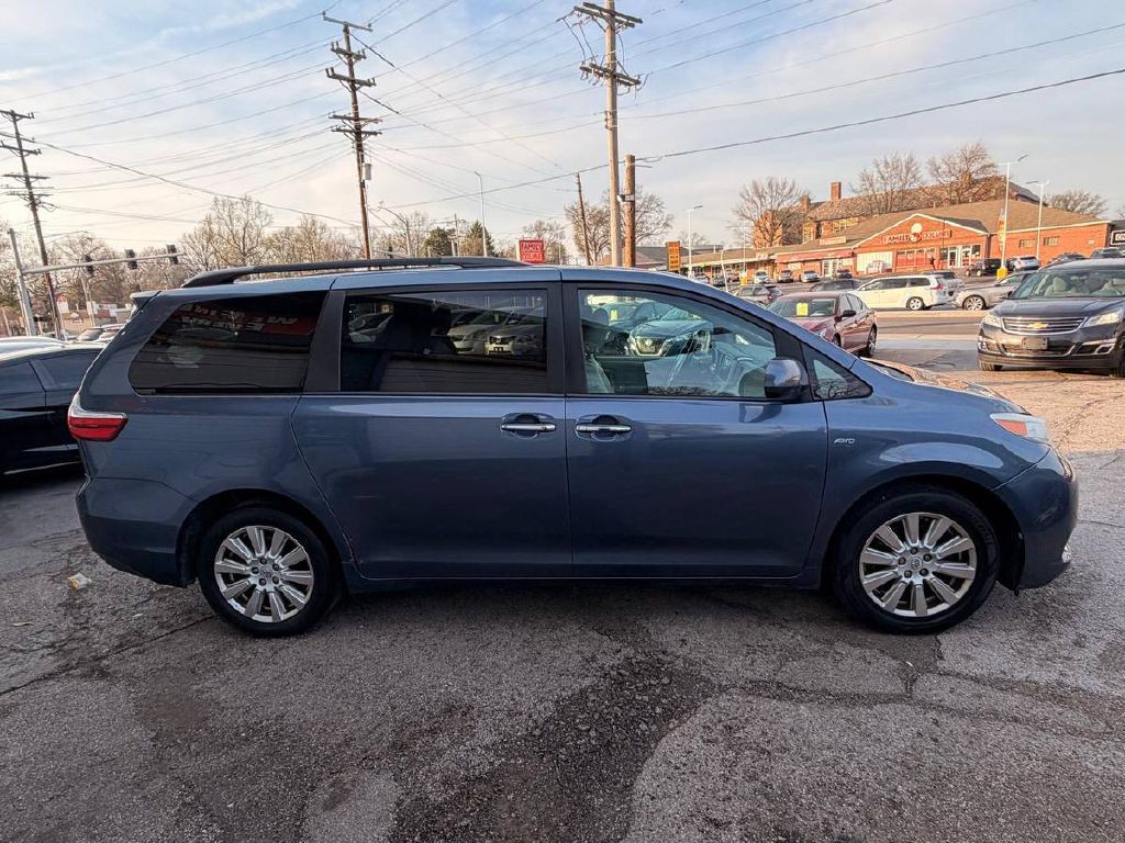 2017 Toyota Sienna Image 4