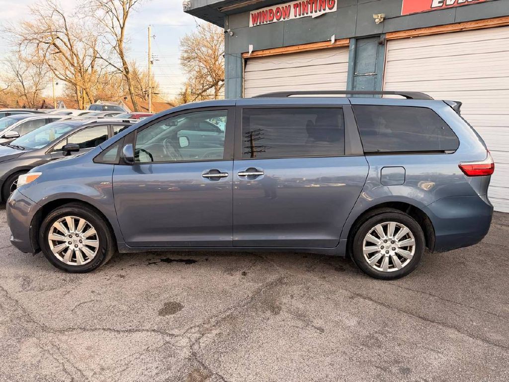 2017 Toyota Sienna Image 5