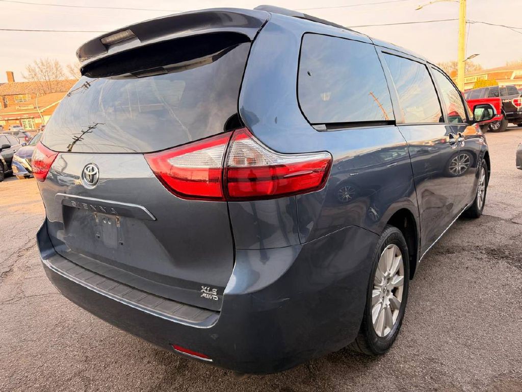 2017 Toyota Sienna Image 6